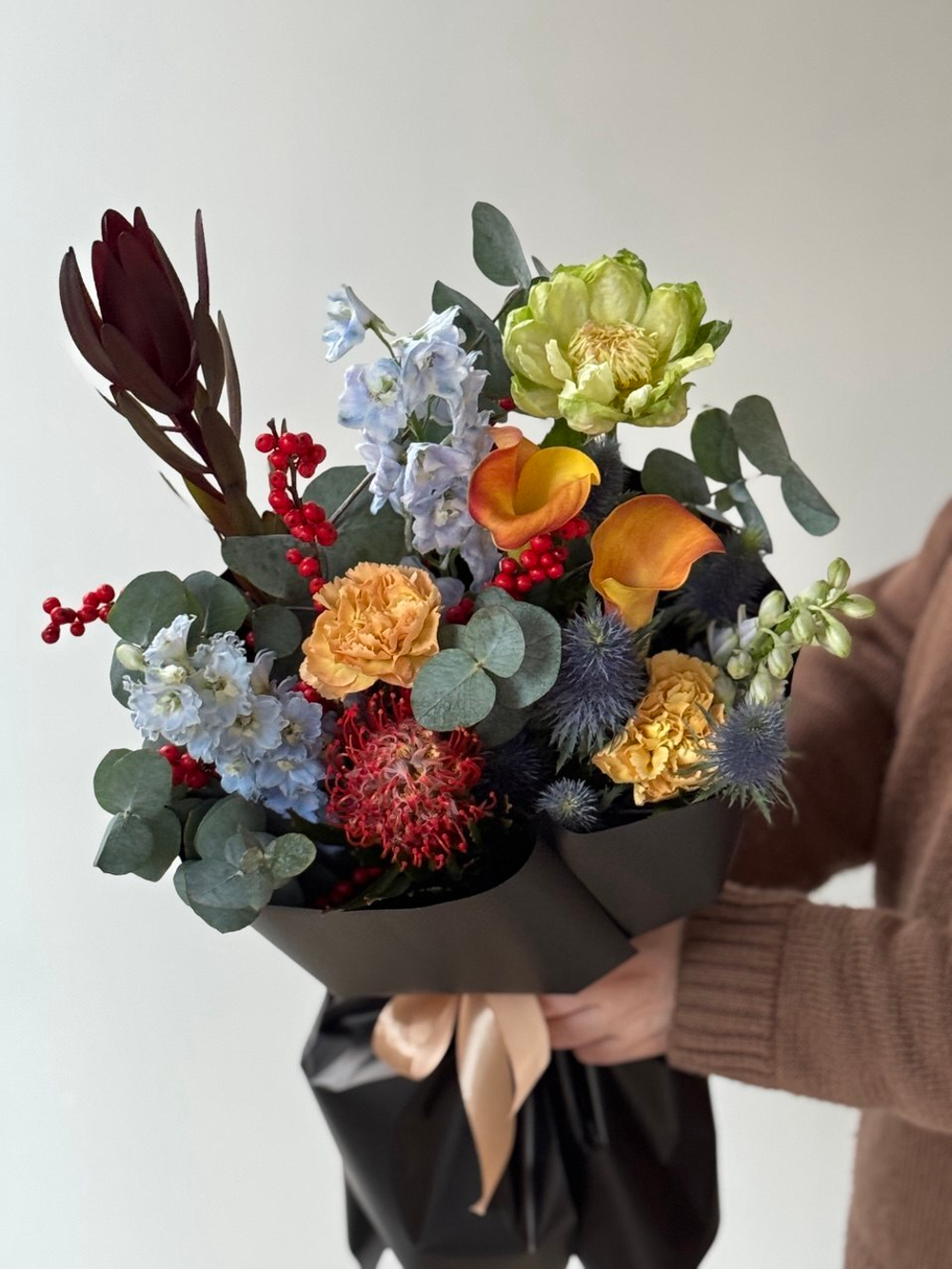 Букет с каллами, дельфиниумом и пионовидной розой Вегги