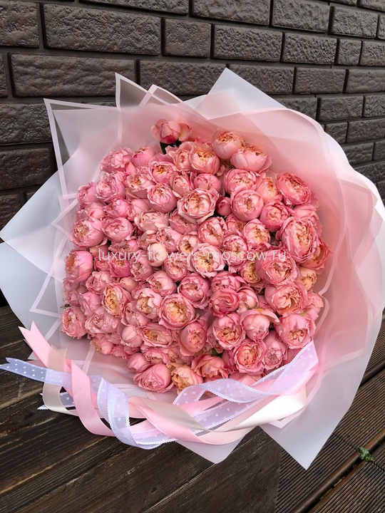 Букет пионовидных кустовых роз