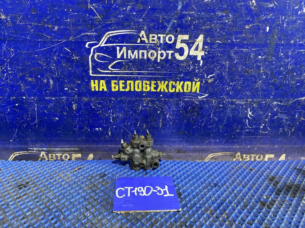 Распределитель тормозной TOYOTA CALDINA 1994