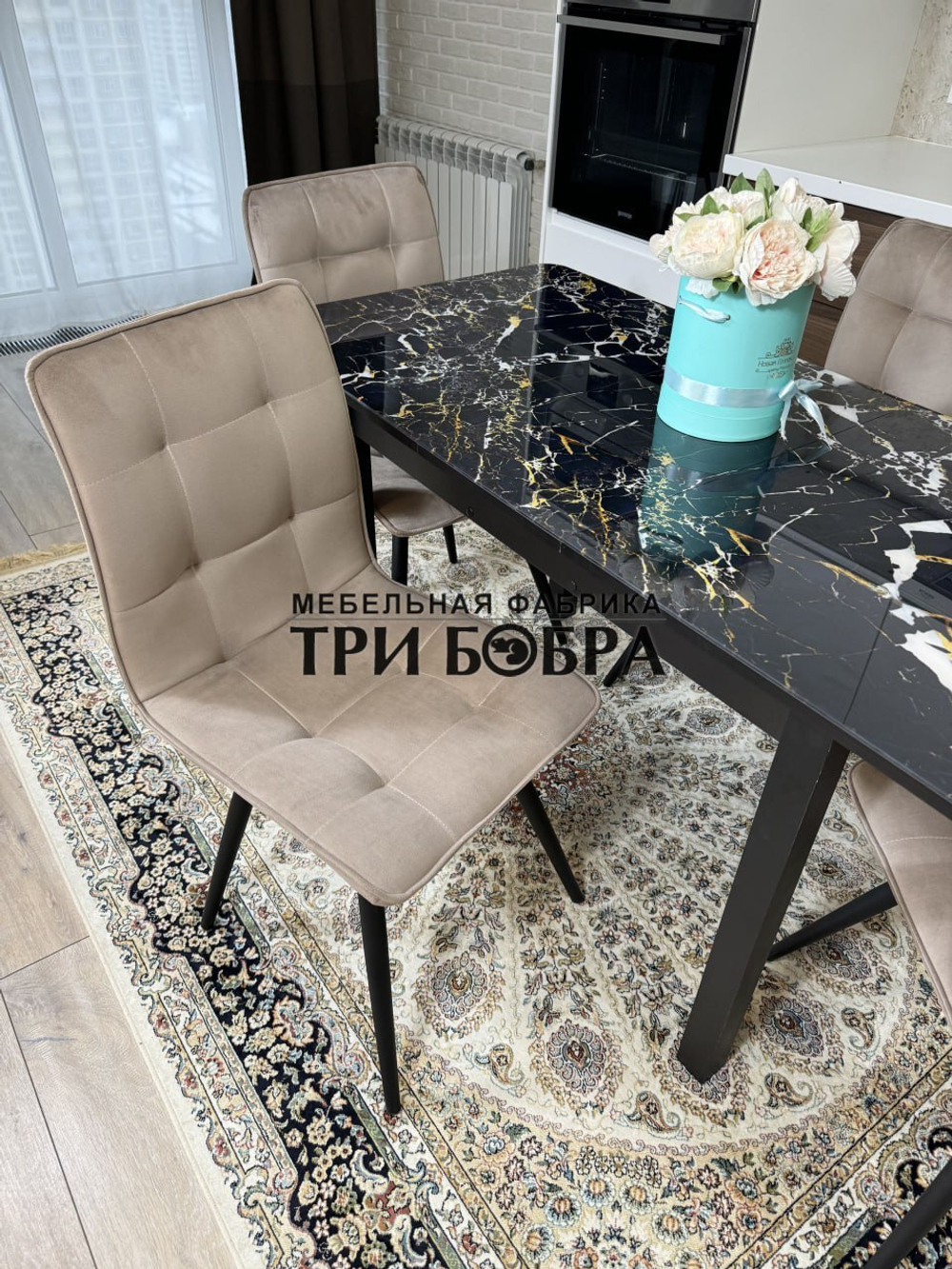 Стеклянный раздвижной стол "Черный мрамор" и стулья "ГУЧИ" капучино