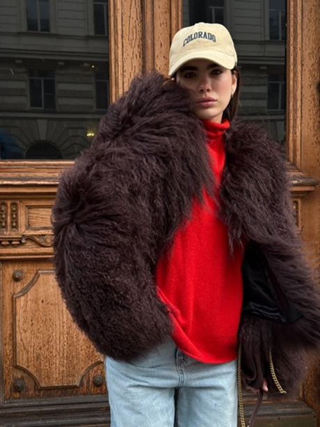 Коричневая объемная шуба из меха ламы