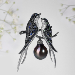 Брошь Ласточки с морским жемчугом, сапфирами и цаворитами, Brs0228-0/17