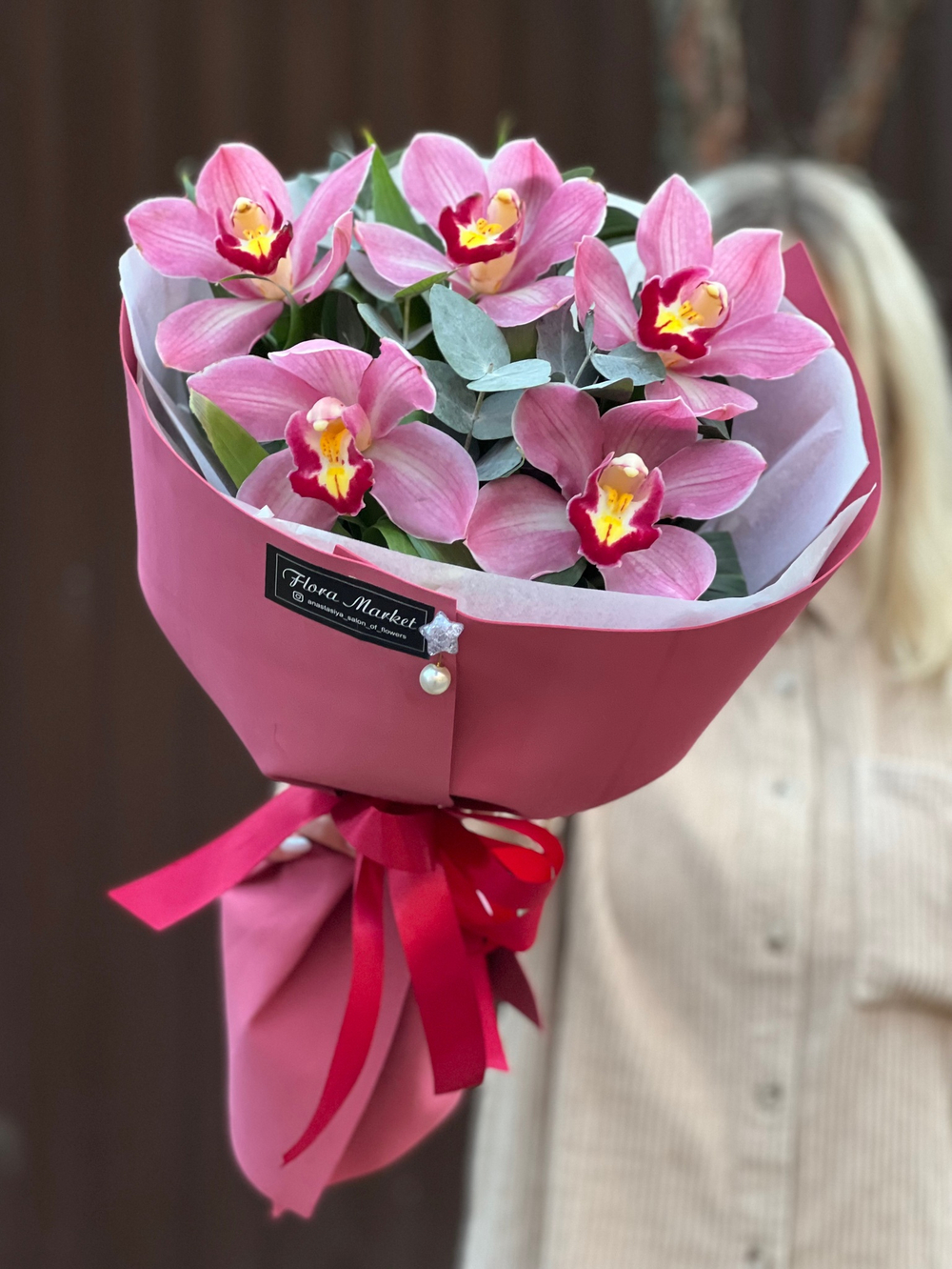 Букет из орхидеи цимбидиум и эвкалипта