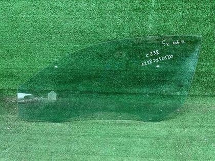 Стекло двери переднее левое Mercedes E C238 16-23