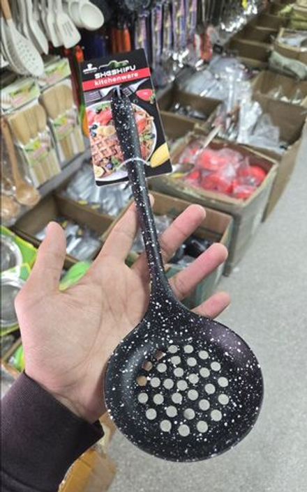 Шумовка плоская силиконовая черная с белыми точками SHESHIFU