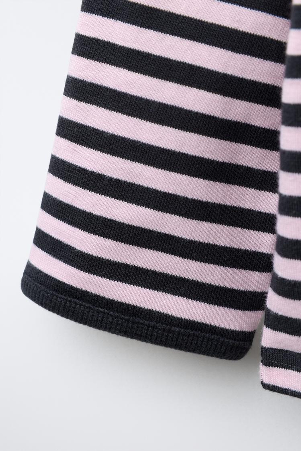 ZARA ТРИКОТАЖНАЯ ФУТБОЛКА В ПОЛОСКУ С НАШИВКОЙ «СЕРДЦЕ», СВЕТЛО-УГОЛЬНЫЙ