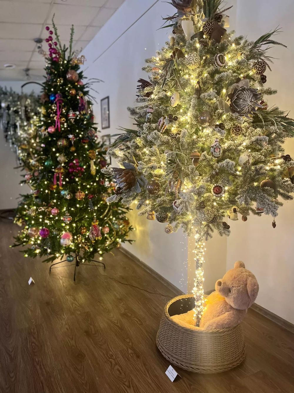 Заснеженная елка на ножке «Торшер» с гирляндой встроенной (Литая хвоя) 210 см / 2,1 м