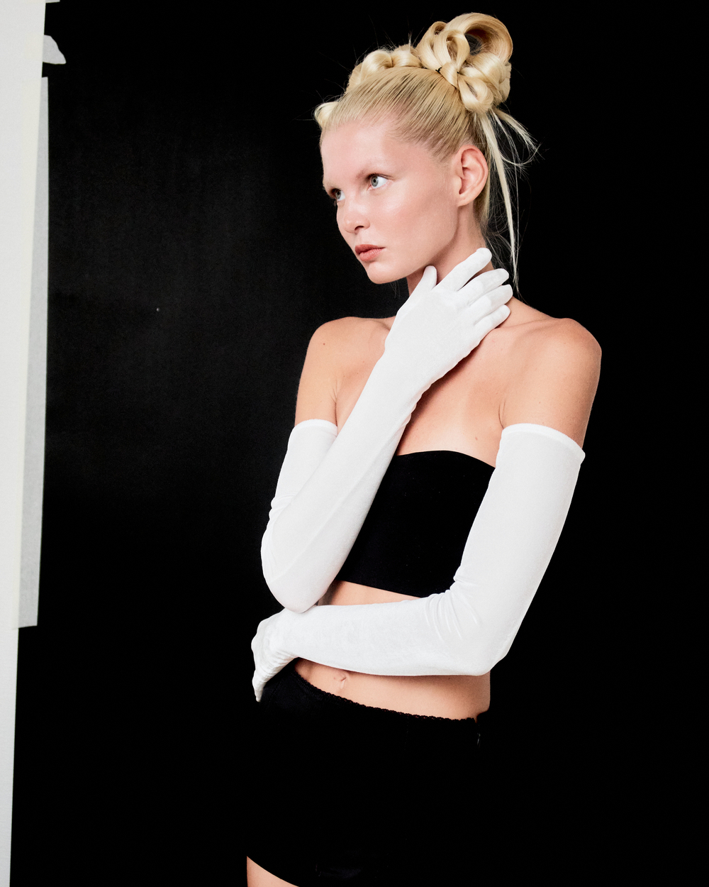 Перчатки из белого бархата до уровня плеча