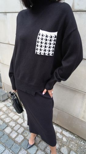 Черный трикотажный костюм с юбкой