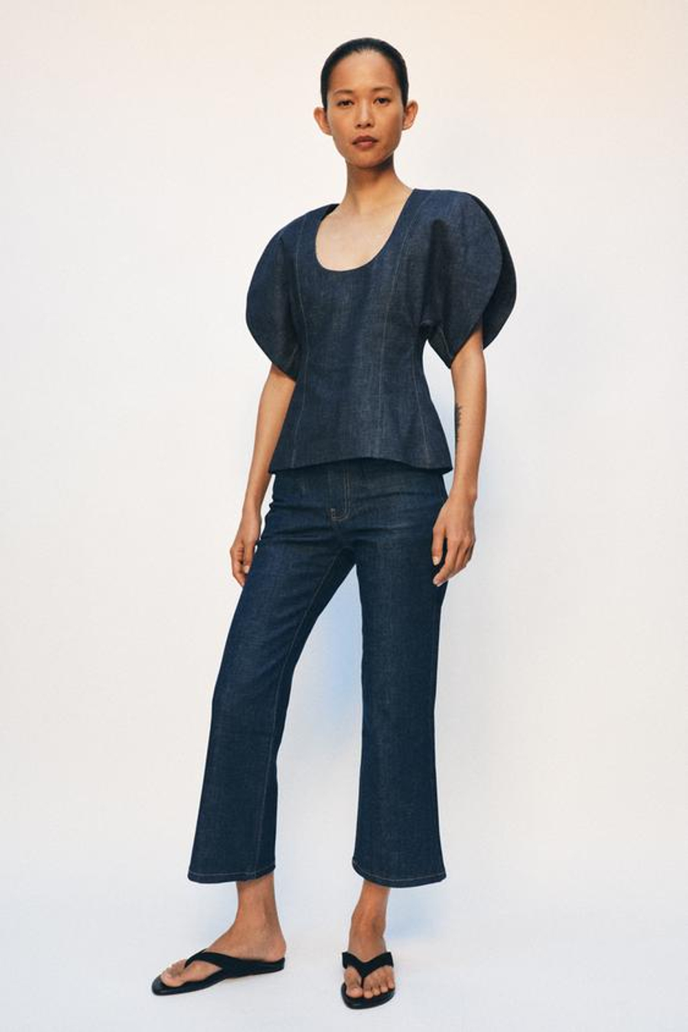 ZARA УКОРОЧЕННЫЕ РАСШИРЕННЫЕ ДЖИНСЫ СО СРЕДНЕЙ ПОСАДКОЙ — ZW COLLECTION, СИНИЙ