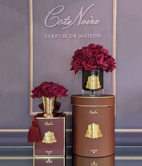 Большой букет красных роз в черной вазе, Cote Noire