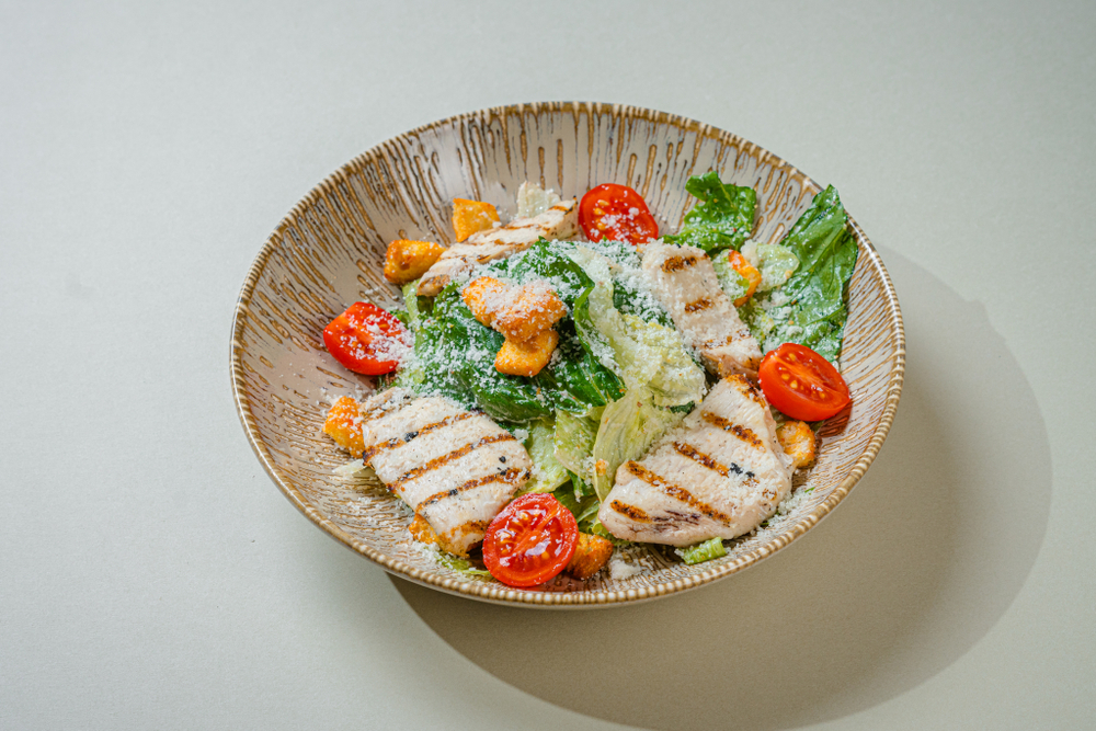 Салат Цезарь с курицей