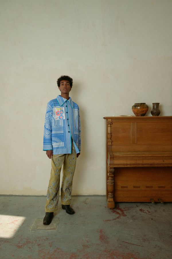 Куртка с Ярким Карманом / Blue and Red Flowers голубая - фото 1