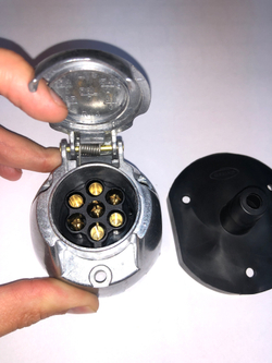 Розетка фаркопа GRUND 7 контактная с пыльником СИЛУМИНОВАЯ 12 V (контакты: латунь)