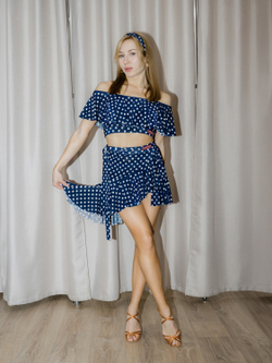 Короткий топ с воланом