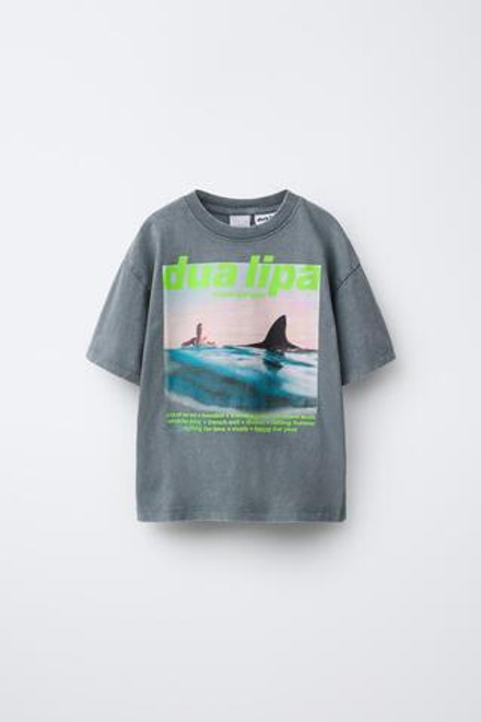 ZARA ФУТБОЛКА С ПРИНТОМ DUA LIPA ©, СЕРЫЙ
