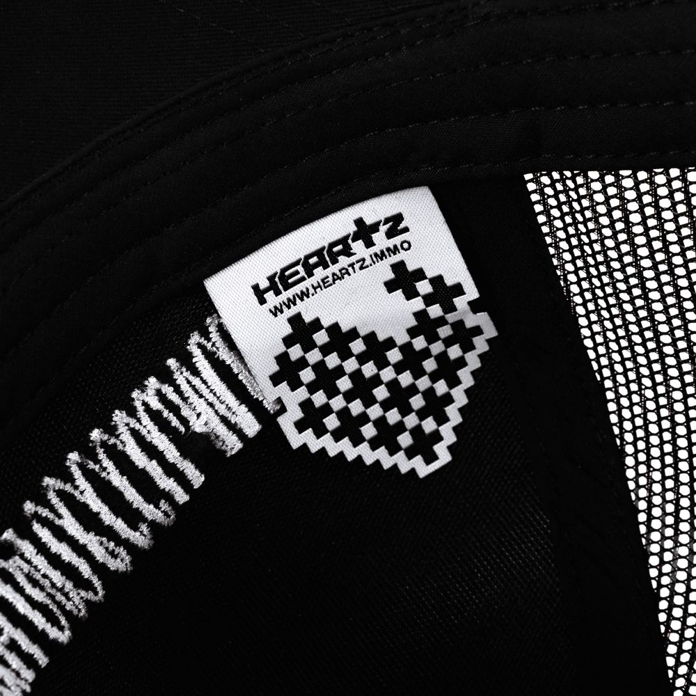Купить Кепка Heartz Технопессимизм Trucker черная Кепка Heartz Технопессимизм Trucker черная