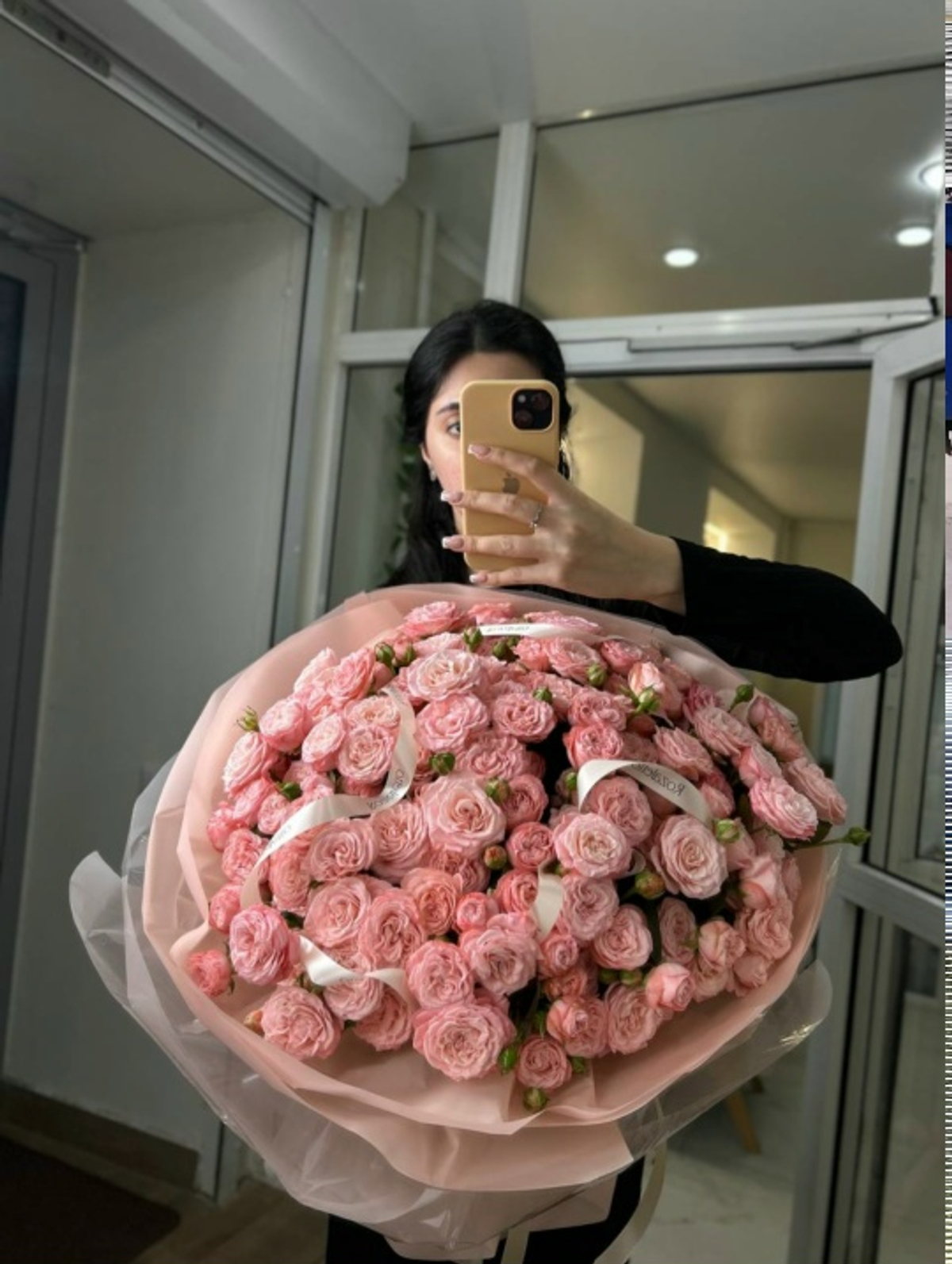 Очаровательный букет из 51 кустовой розы (50 см)