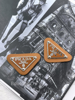 Логотип металлический Прад. на коже коричневый серебро