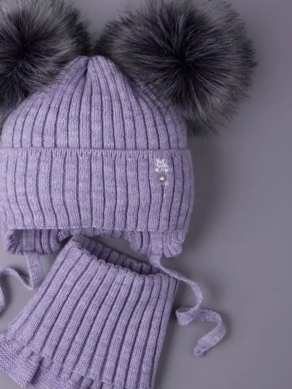 Шапка зимняя детская с помпонами и манишка