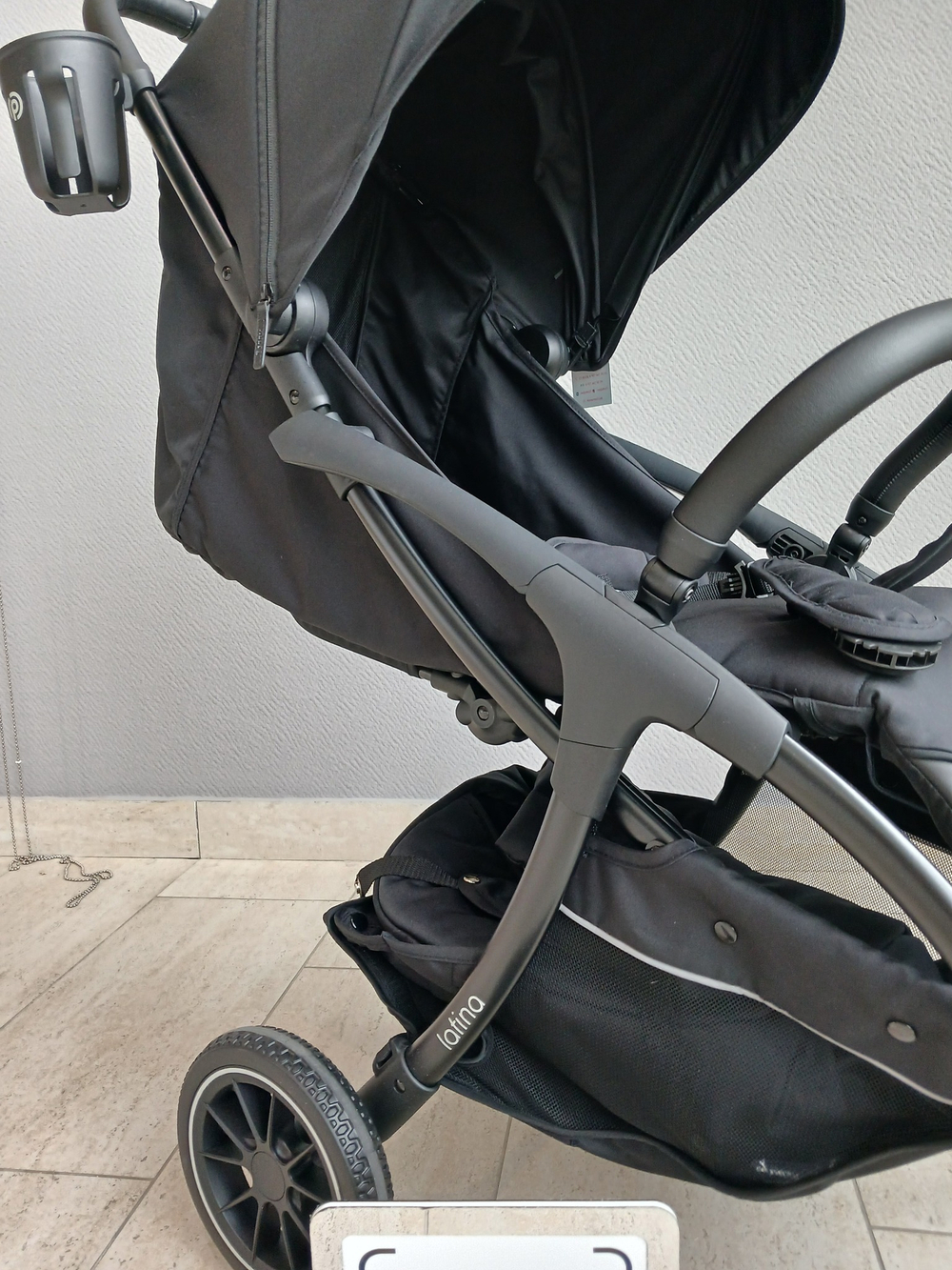 Коляска прогулочная Peppy Latina (black cosmos) черная