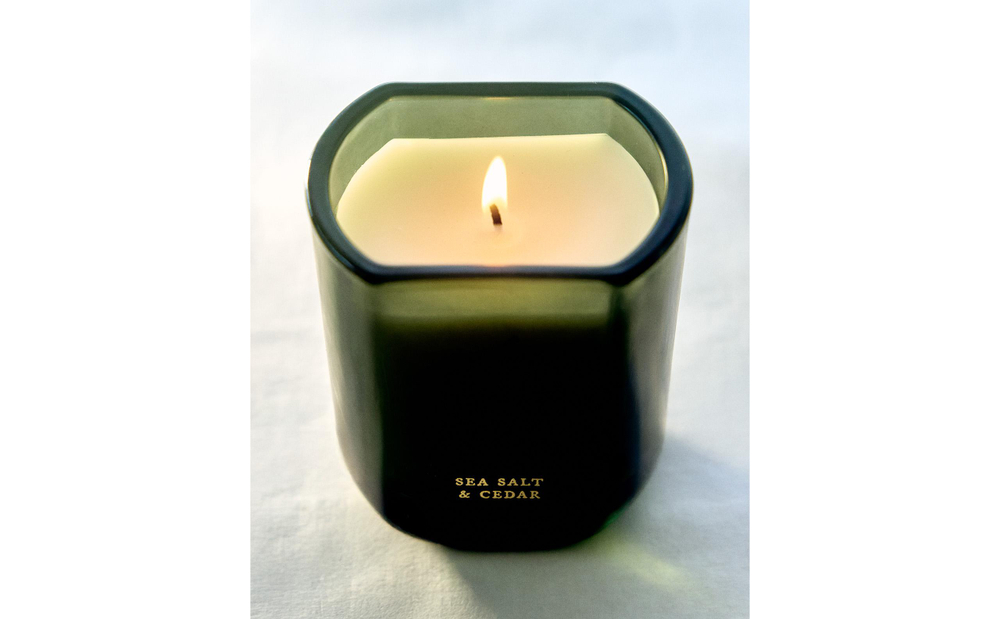 Zara Home Свеча ароматическая Sea Salt & Cedar 220 г, растительный воск, аромат древесный, Коричневый