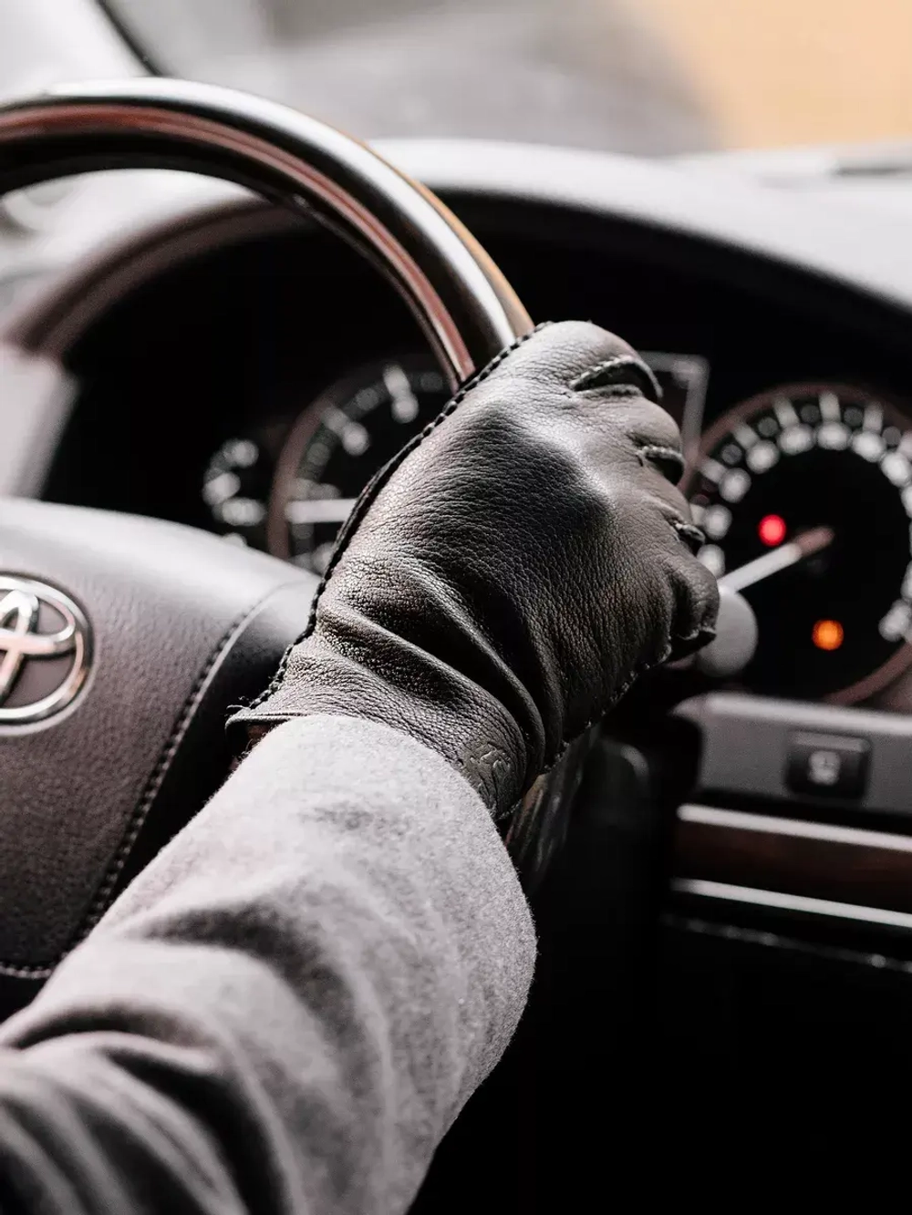 Утепленные перчатки из натуральной кожи