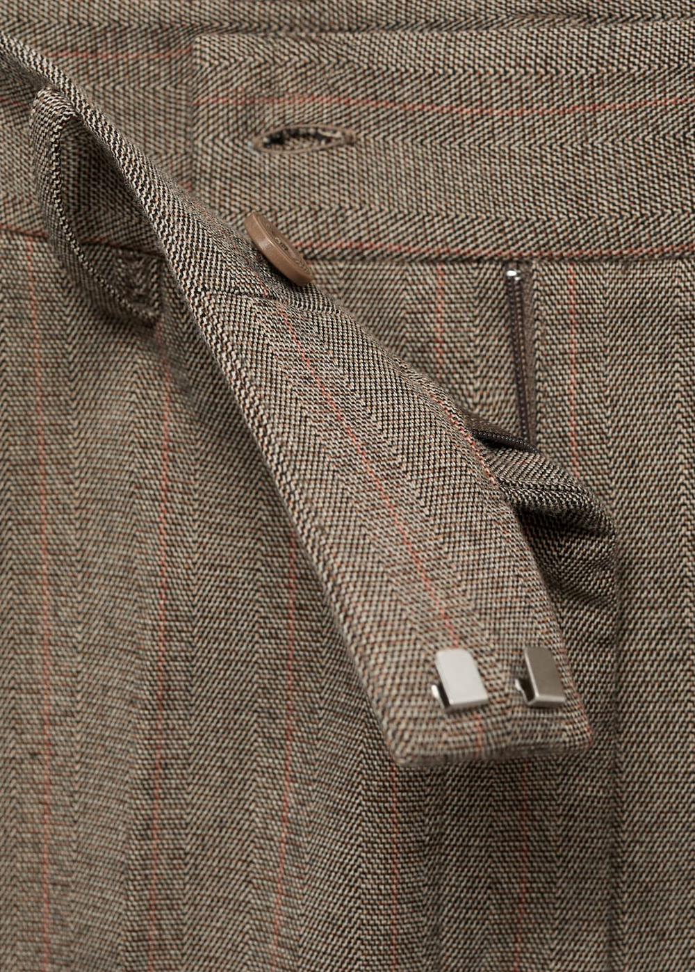 Брюки зауженного укороченного кроя в тонкую полоску