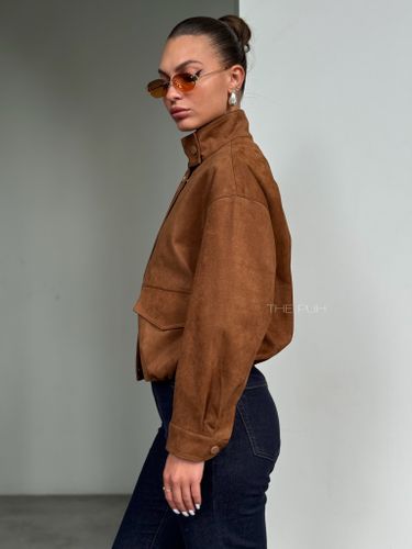 Коричневый бомбер из эко-замши