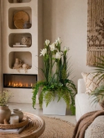 Напольная композиция из искусственных растений и цветов