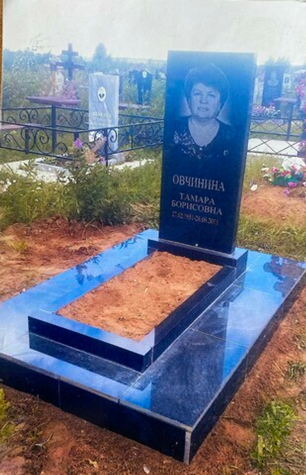 Памятник прямой гранит Карелия заливка с облицовкой