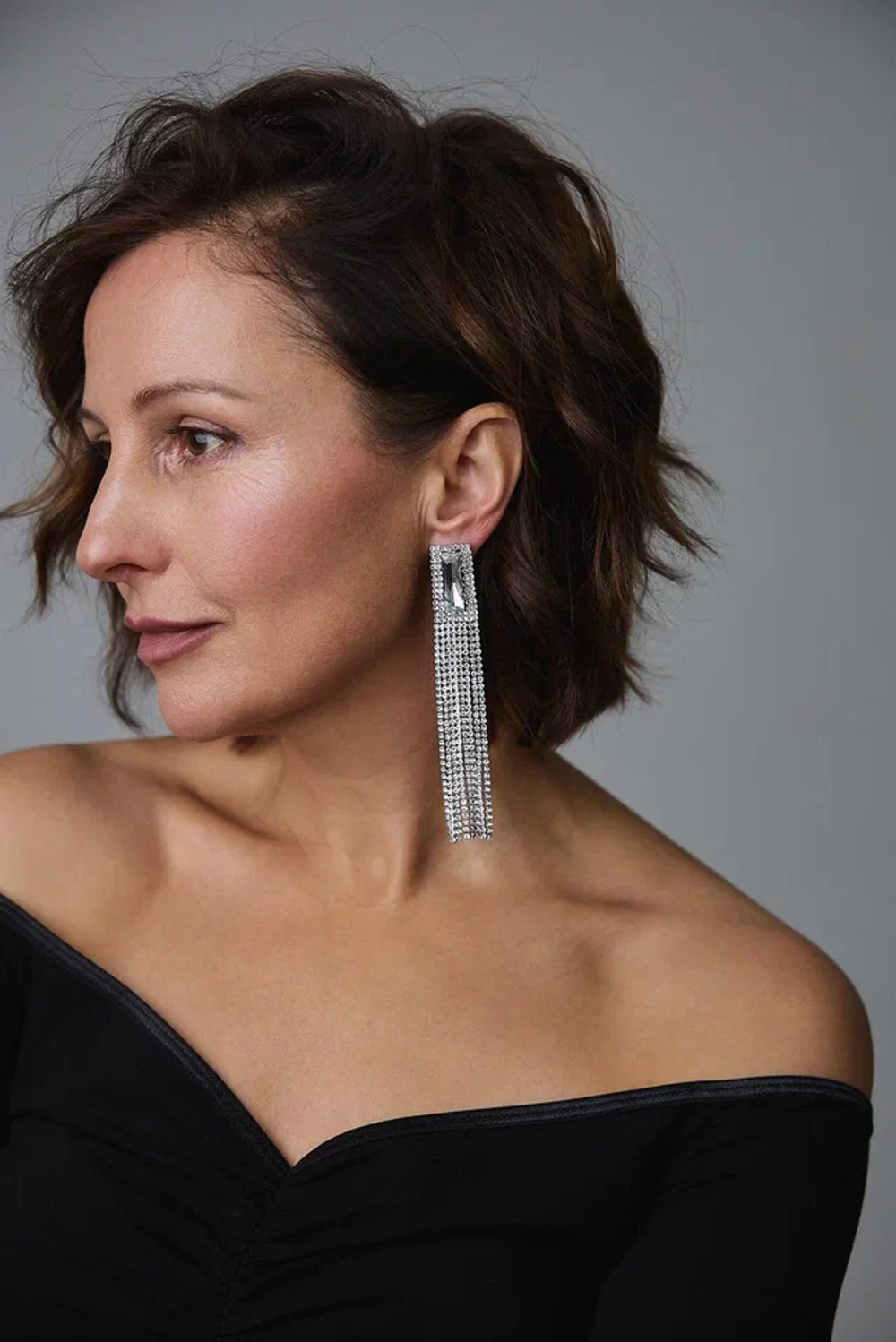 Серьги пусеты с прямоуг. кристал. и длин.нитями из мелких прозр.крист, оттенок серебро