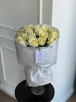 Авторский букет из 25 роз с ромашкой