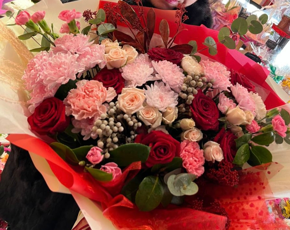 Букет(хризантема кустовая,роза кустовая,роза одиночная,гвоздика кустовая.бруния.эвкалипт)