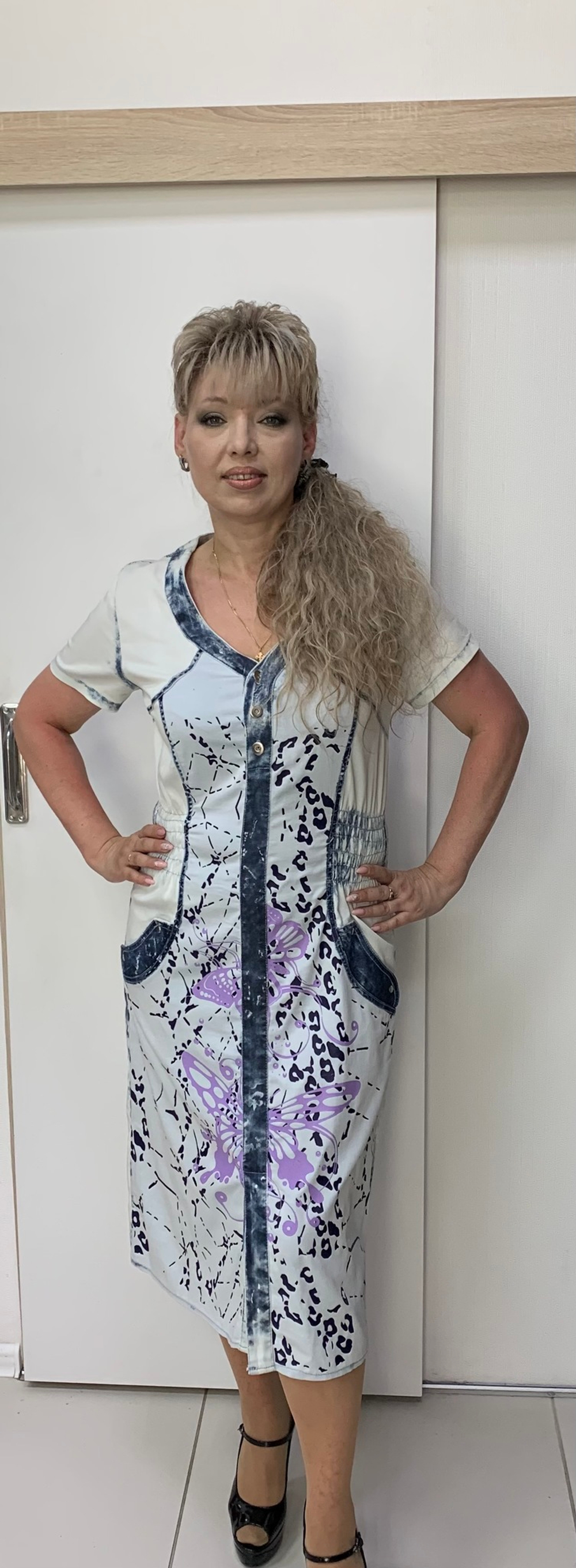 Летнее стрейчевое джинсовое платье с резинкой по талии