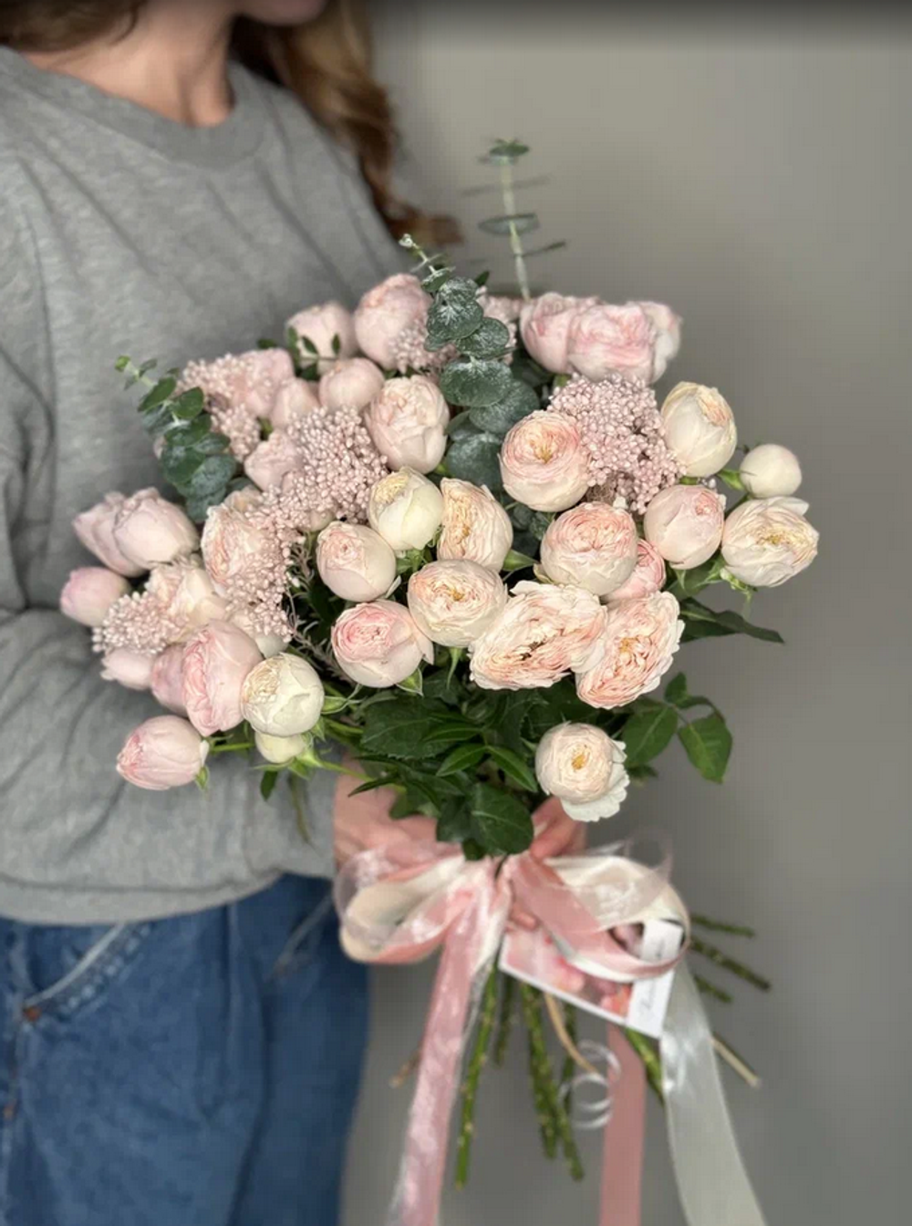 Букет пионовидные розы с озотамнусом