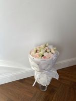 Букет из роз, диантусов, лизиантуса и ранункулюсов