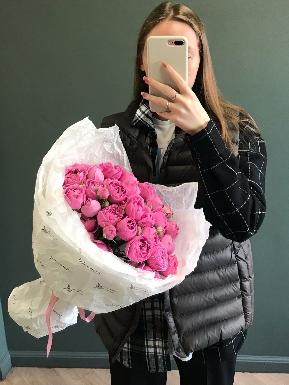 Авторский букет из яркой кустовой пионовидной розы МИСТИ БАБЛЗ