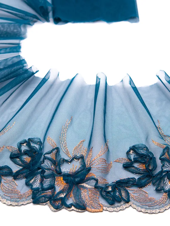 05-79 Вышивка на неэл. сетке 20 см, синий/телесный (левая)