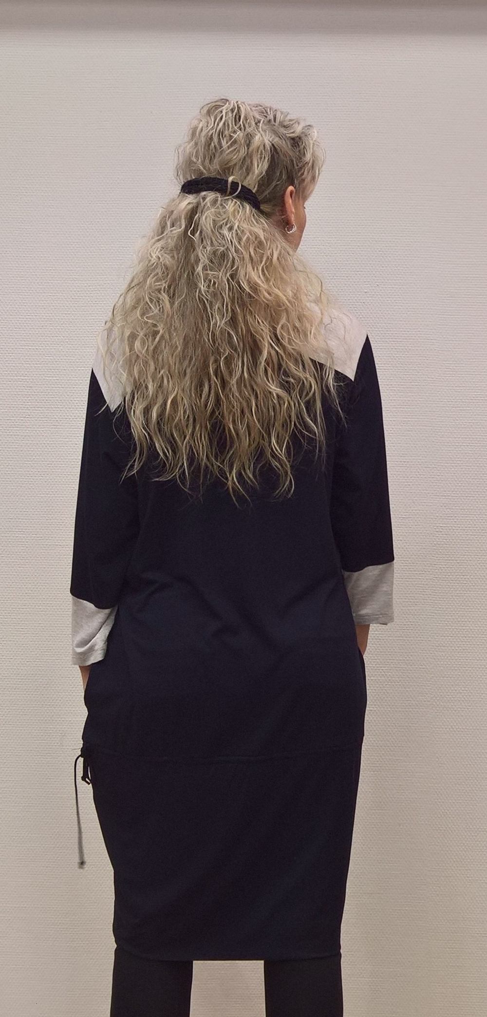 Трикотажное платье черно-серой расцветки