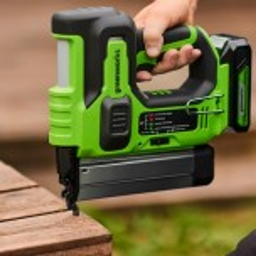 Нейлер аккумуляторный GREENWORKS GD24BN 24V, АКБ 2Ач и ЗУ 3400707CUA