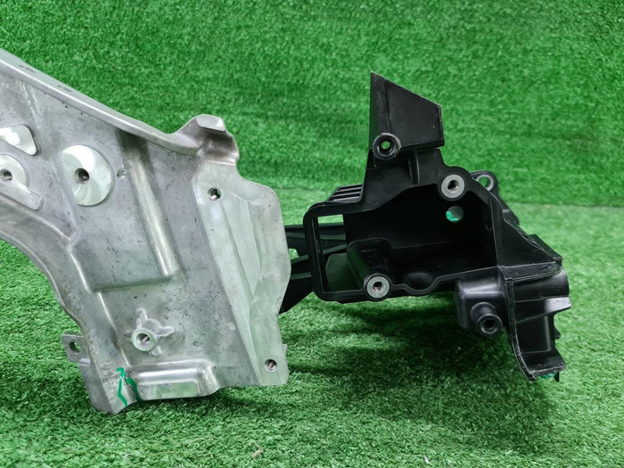 Кронштейн передней панели Mercedes GLC x253 15-22