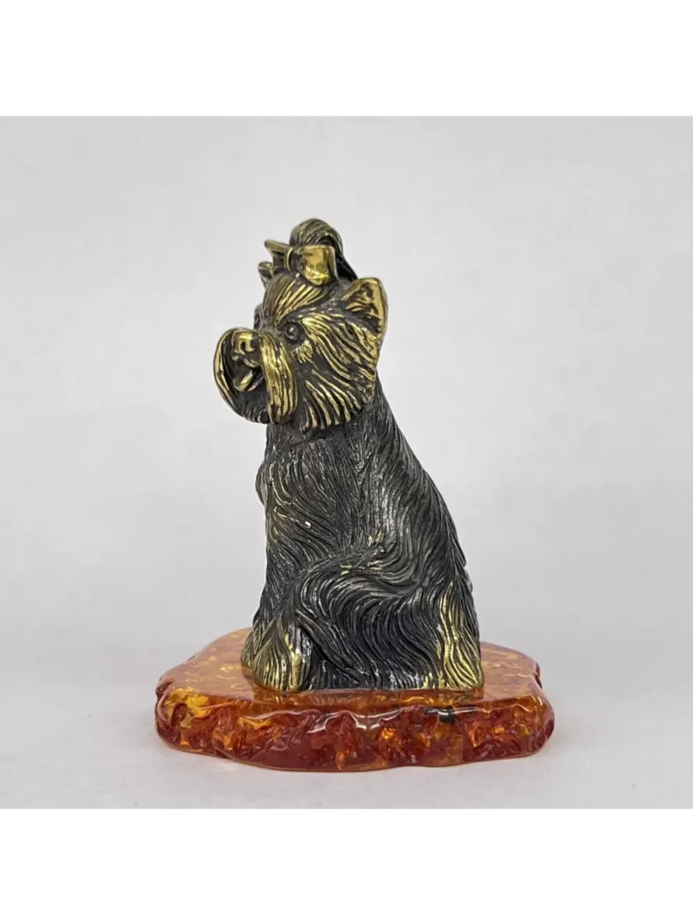 Бронзовая статуэтка на янтаре