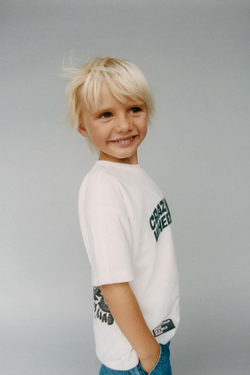 ZARA ФУТБОЛКА С ПРИНТОМ «МАШИНКИ», ЖЕЛТОВАТО-БЕЛЫЙ