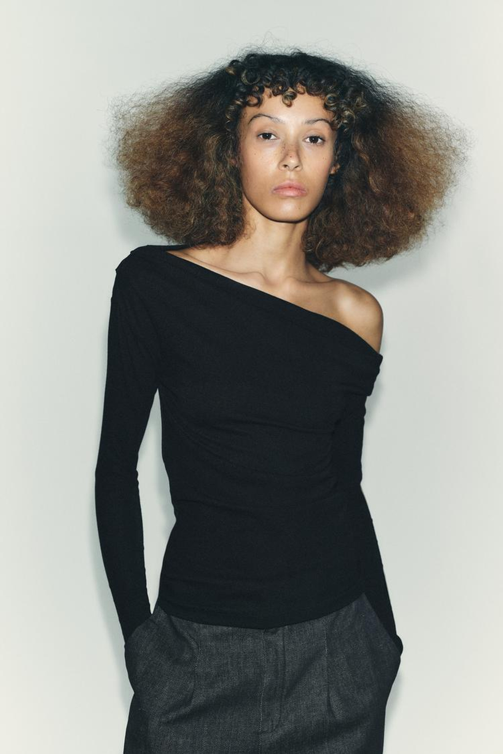 ZARA МЯГКАЯ АСИММЕТРИЧНАЯ ФУТБОЛКА, ЧЕРНЫЙ