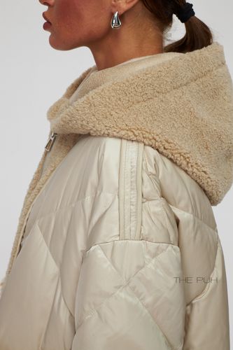 Бежевый пуховик с отделкой из овчины
