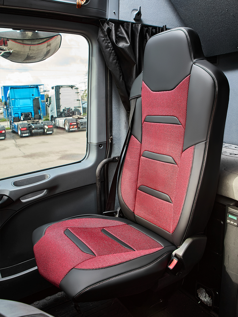 Чехлы Люкс Mercedes Actros MP3 (экокожа, черный, красная вставка (рогожка))