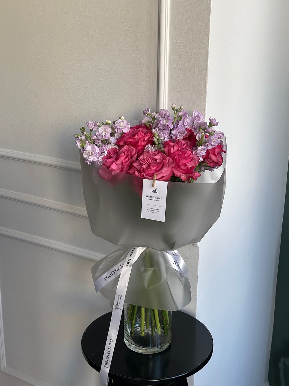 Букет из одноголовой кудрявой розы Кантри и кустовой ароматной маттиолы