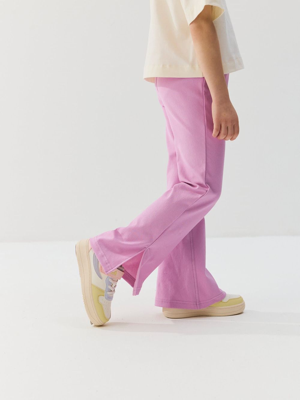 Брюки клеш с разрезами "Сиреневый крокус" из джинскота