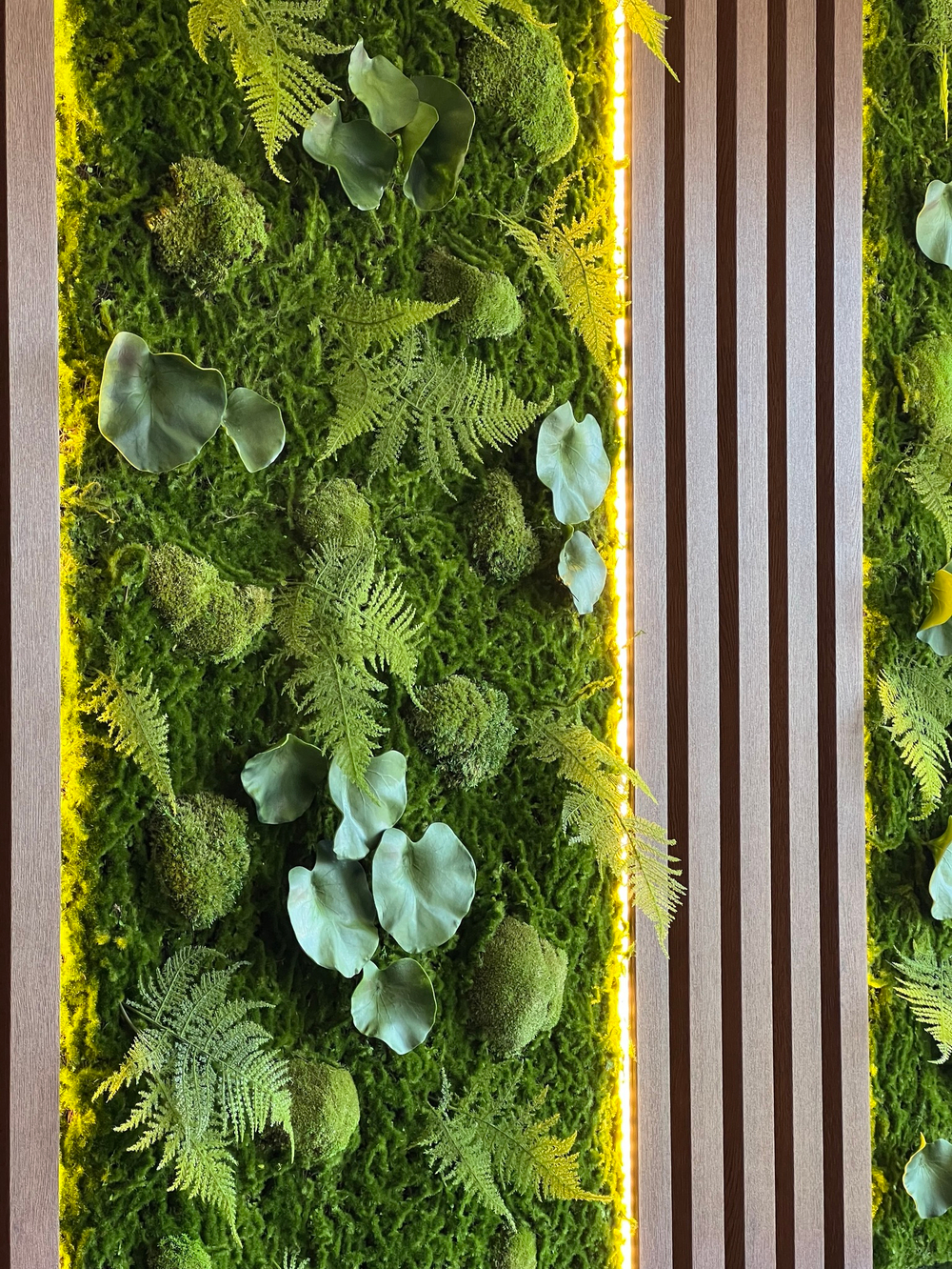 Панно из микса стабилизированного мха, искусственного мха и растений.